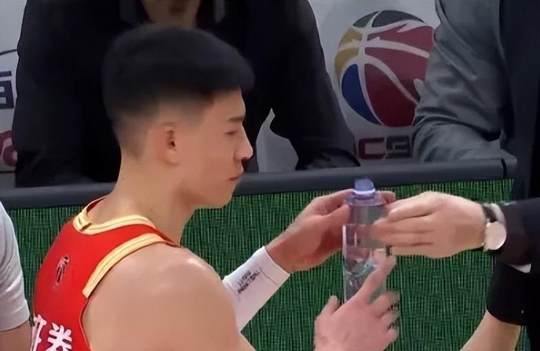 开云体育-林秉圣统治攻守，谁注意王博？下场后亲自递水，早该这样了！